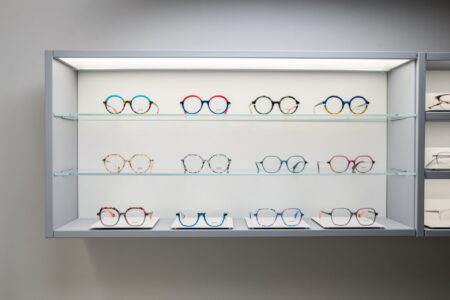 CARRÉ Glass shelving unit